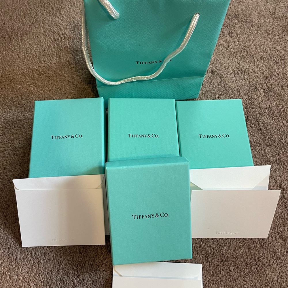 Lot of Tiffany boxes (4 boxes), 1 small bag and 3 white cards. With defects.